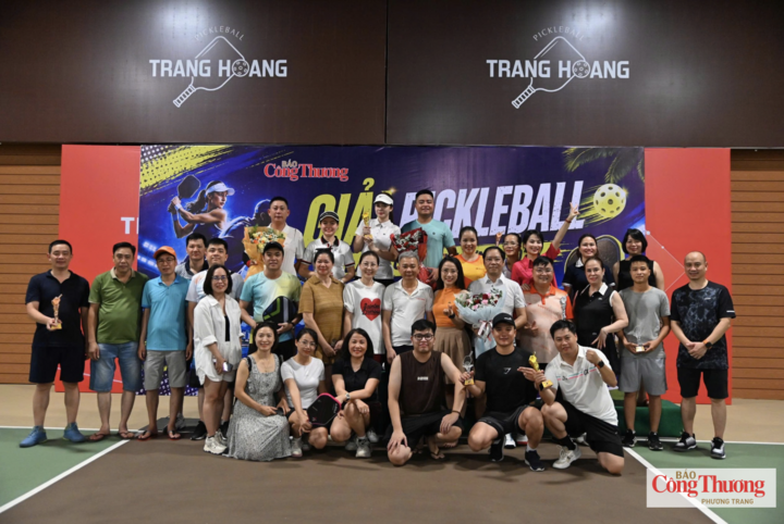Tập thể cán bộ, phóng viên, biên tập viên Báo Công Thương chụp ảnh lưu niệm cùng các vận động viên tham dự Giải Pickleball.