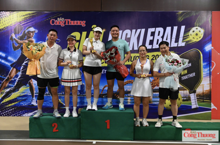 Các vận động viên đoạt giải nội dung đôi nam nữ tại Giải Pickleball Báo Công Thương.