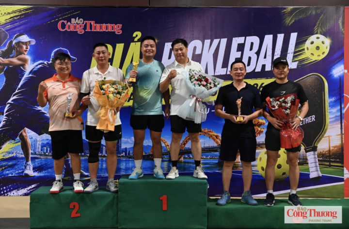 Các vận động viên đoạt giải nội dung đôi nam tại Giải Pickleball Báo Công Thương.