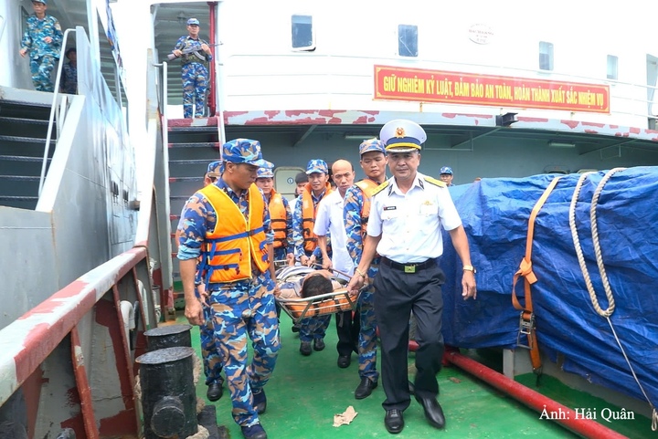 Lãnh đạo Vùng 4 cùng Cán bộ, chiến sĩ và lực lượng quân y đưa ngư dân Nguyễn Đức Quốc từ Tàu TS16 lên bờ.