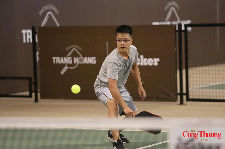 Các vận động viên thi đấu nhiệt tình tại Giải Pickleball Báo Công Thương.