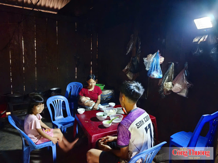 Niềm vui đến với người dân bản Huổi Lính (xã Mường Mô) khi ánh điện về.