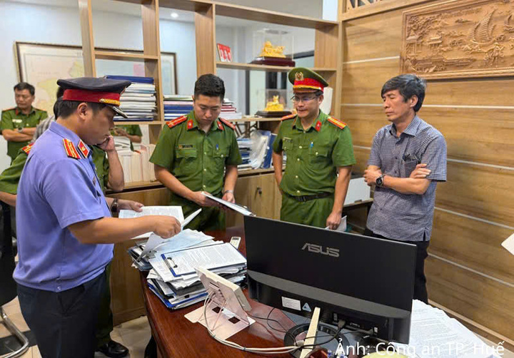 Cơ quan Cảnh sát điều tra Công an thành phố Huế thi hành lệnh khám xét khẩn cấp Giám đốc Ban Quản lý dự án Đầu tư xây dựng và Phát triển đô thị thành phố Huế.