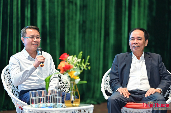 Theo ông Đoàn Ngọc Dương, Phó Viện trưởng Viện Năng lượng (bên trái), điện khí LNG hỗ trợ an toàn hệ thống điện và thúc đẩy quá trình chuyển dịch năng lượng sạch hơn.