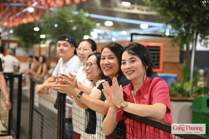 Các cổ động viên cổ vũ các vận động viên thi đấu.