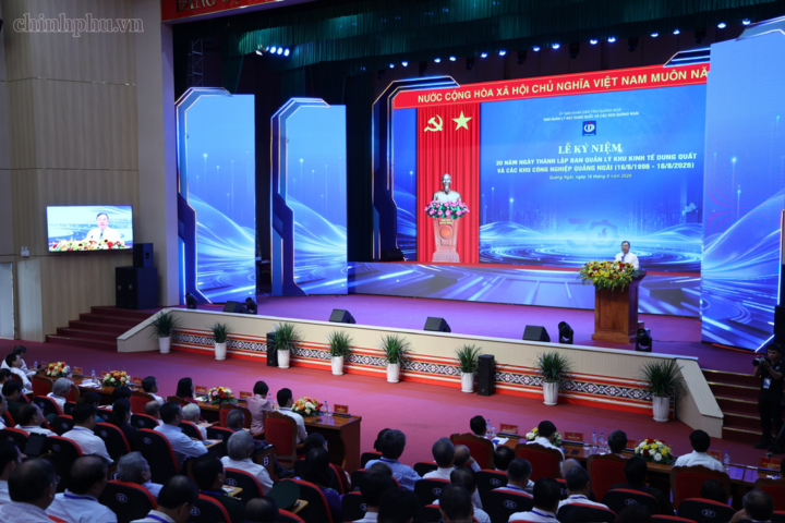 Phó Thủ tướng Thường trực Chính phủ nhấn mạnh, quyết định thành lập Khu công nghiệp Dung Quất của Chính phủ cách đây 30 năm là một bước đi mang tính đột phá, có tầm nhìn chiến lược dài hạn nhằm khơi dậy tiềm năng kinh tế biển mạnh mẽ của miền Trung - Ảnh: chinhphu.vn/Phương Nguyên
