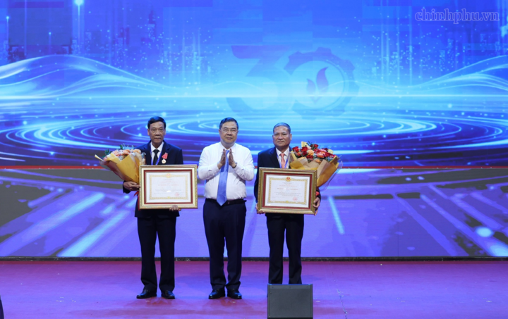 Phó Thủ tướng Thường trực trao Huân chương Lao động cho lãnh đạo, nguyên lãnh đạo Ban Quản lý Khu kinh tế Dung Quất, và các khu công nghiệp tỉnh Quảng Ngãi - Ảnh: chinhphu.vn/Phương Nguyên