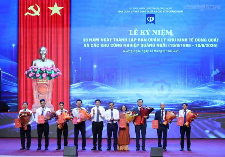 Lãnh đạo tỉnh Quảng Ngãi trao giấy chứng nhận đầu tư cho các dự án đầu tư vào Khu kinh tế Dung Quất và các khu công nghiệp của tỉnh Quảng Ngãi - Ảnh: chinhphu.vn/Phương Nguyên