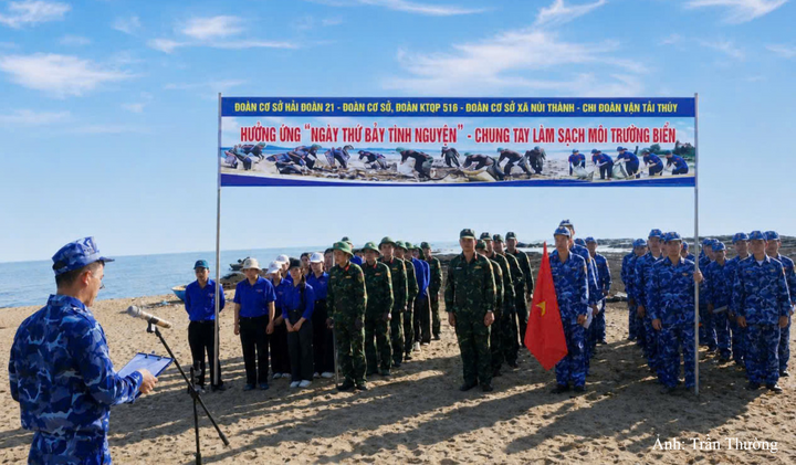 Đoàn cơ sở Hải đoàn 21 chủ trì phối hợp các tổ chức đoàn trên địa bàn đóng quân phát động Chương trình “Ngày thứ 7 tình nguyện”, chung tay làm sạch môi trường biển.