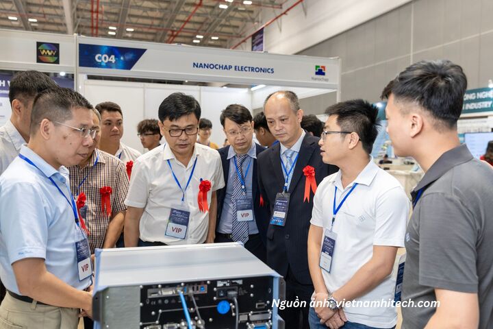 Các đại biểu tham quan gian hàng tại HI-TECH VIETNAM 2024 tại TP. Hồ Chí Minh.