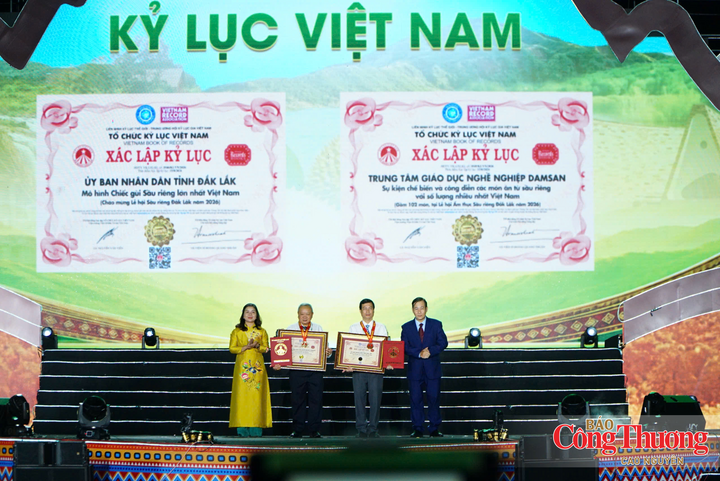 Trao chứng nhận 2 Kỷ lục Việt Nam gồm “Mô hình chiếc gùi sầu riêng lớn nhất Việt Nam” và “Sự kiện chế biến và công diễn các món ăn từ sầu riêng với số lượng nhiều nhất Việt Nam”.