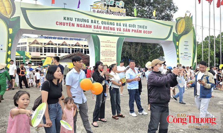 Hàng ngàn người dân tới thăm quan Khu trưng bày, quảng bá và giới thiệu chuyên ngành sầu riêng và sản phẩm OCOP.
