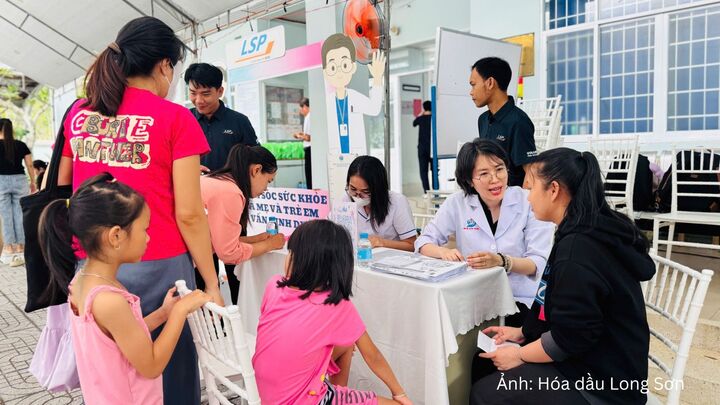 Các tình nguyện viên LSP hỗ trợ các bác sỹ Bệnh viện Nguyễn Thị Thập thực hiện đánh giá dinh dưỡng và tư vấn cho trẻ em dưới 6 tuổi.