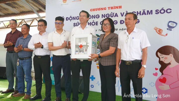 LSP và các đối tác trao tặng thuốc hỗ trợ điều trị và thiết bị y tế cho Trạm Y tế xã Long Sơn.