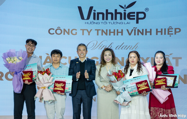 Các doanh nghiệp, hợp tác xã và nông hộ tiêu biểu trong chuỗi cung ứng cà phê được vinh danh, ghi nhận những đóng góp trong quá trình xây dựng chuỗi cà phê có trách nhiệm.