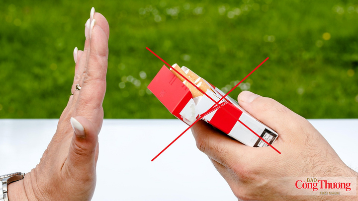 Việc kiểm tra căn cước, hộ chiếu hoặc ứng dụng định danh quốc gia (VNeID) khi có trường hợp nghi ngờ về độ tuổi sẽ hạn chế được người trẻ tuổi sử dụng thuốc lá từ sớm.