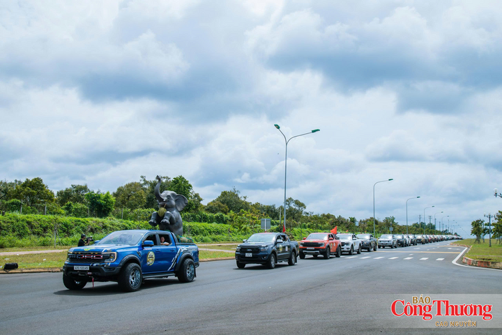 Hơn 500 xe bán tải chở sầu riêng, góp phần quảng bá thương hiệu nông sản.