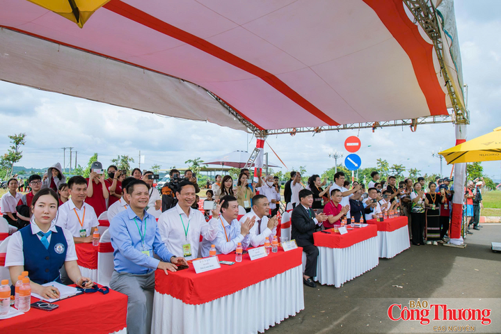 Bà Sohn Minyoung (bìa trái), Giám khảo chính thức của Guinness World Records, đại diện Tổ chức Kỷ lục Thế giới Guinness.