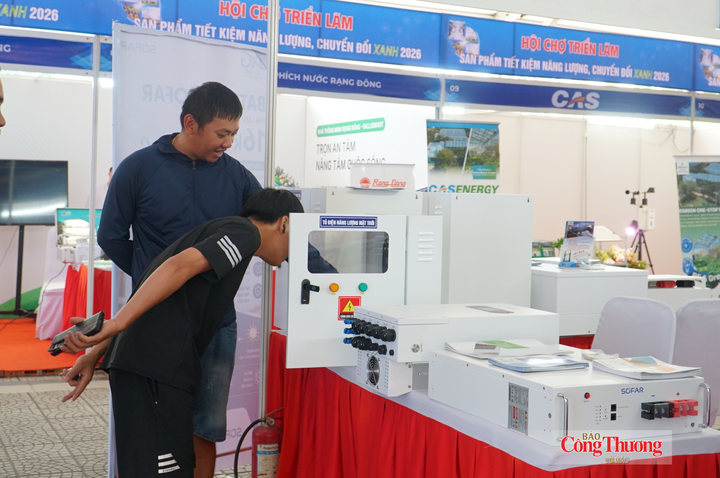 Người dân, doanh nghiệp tìm hiểu các giải pháp về tiết kiệm năng lượng, lắp đặt điện mặt trời mái nhà và pin lưu trữ năng lượng mặt trời tại hội chợ