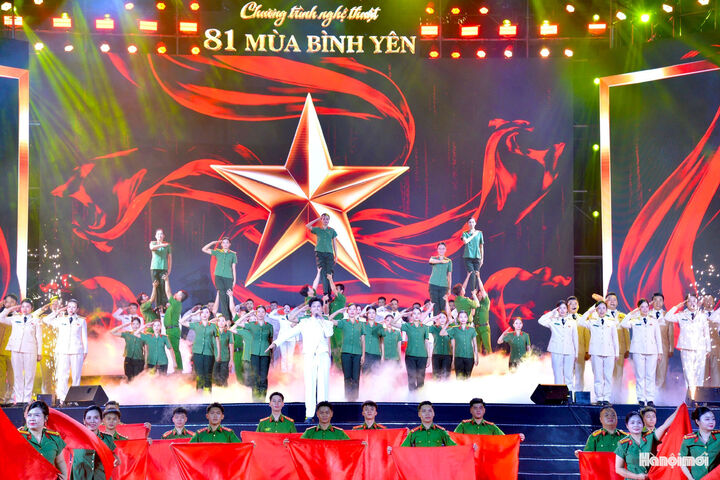 Chương trình nghệ thuật chính luận “81 mùa bình yên”. Ảnh: Viết Thành