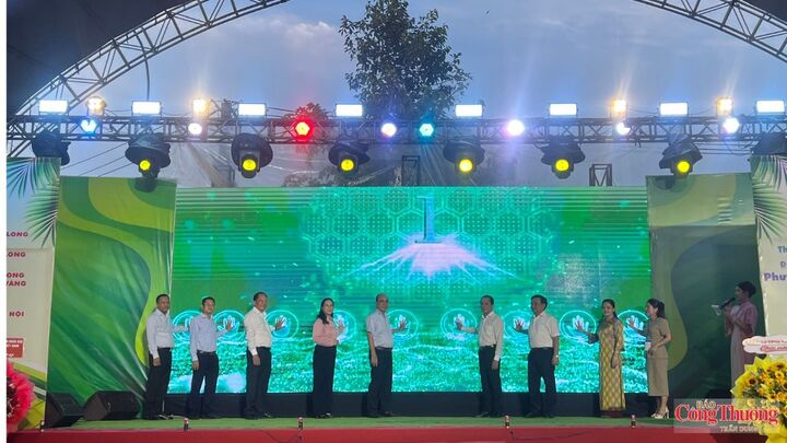 Đại biểu thực hiện nghi thức khai mạc.