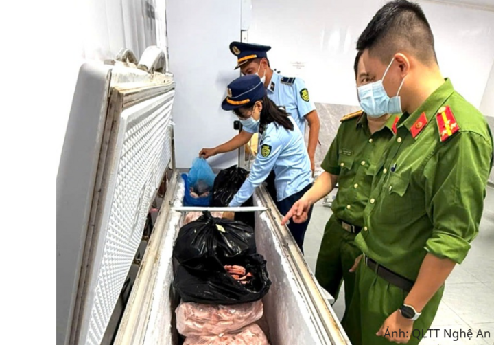 Lực lượng Quản lý thị trường Nghệ An  phối hợp với lực lượng công an kiểm tra các cơ sở kinh doanh
