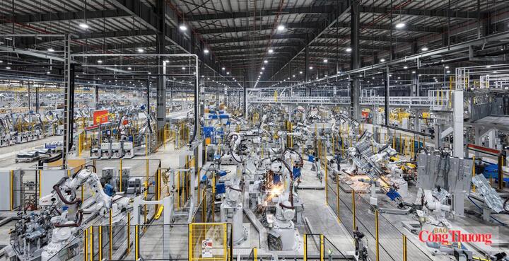 Tháo gỡ điểm nghẽn, khơi thông nguồn lực để doanh nghiệp phát triển và nâng cao năng lực cạnh tranh. Ảnh: Nam Nguyễn