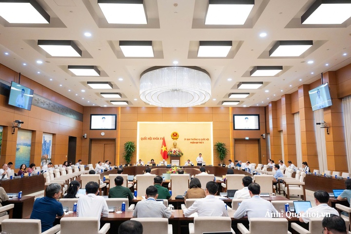 Ủy ban Thường vụ Quốc hội cho ý kiến về việc giải trình, tiếp thu, chỉnh lý đối với dự thảo Luật sửa đổi, bổ sung một số điều của 10 luật có liên quan đến thủ tục hành chính, điều kiện đầu tư kinh doanh trong lĩnh vực nông nghiệp và môi trường.