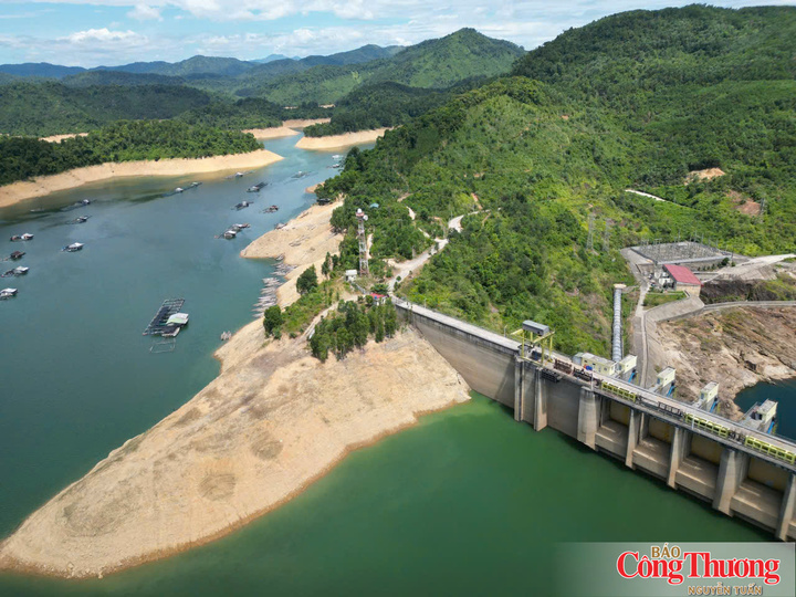 Nhiều diện tích sườn núi quanh thân đập thuỷ điện nhô cao khi lượng nước về hồ chứa rất thấp so với mọi năm.