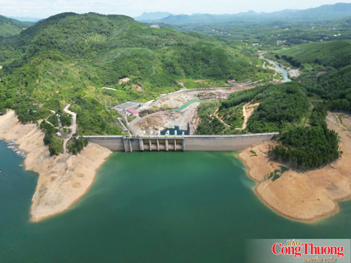 Những khoảng đất ven hồ thủy điện Bình Điền lộ rõ khi mực nước xuống thấp.