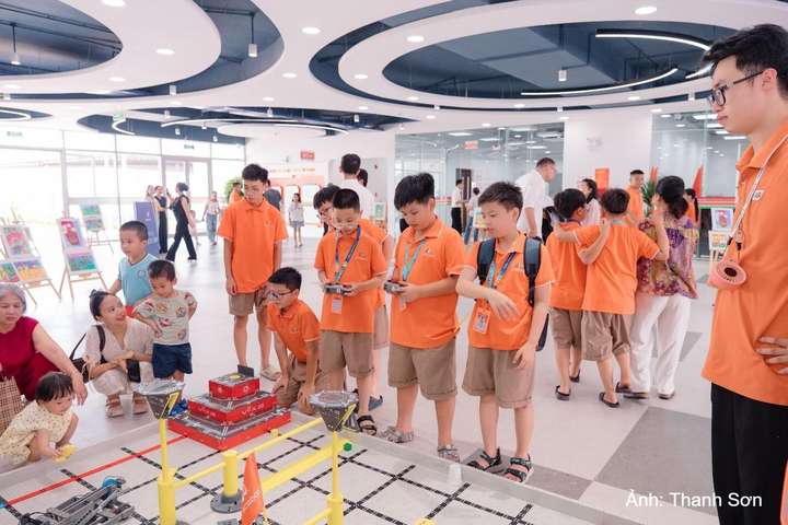 Học sinh trải nghiệm robotics ngay sau lễ khánh thành và ngày hội tựu trường.