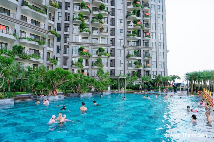 Cư dân bơi lội tại khối đế tòa tháp Central Park Residences, Eco Central Park.
