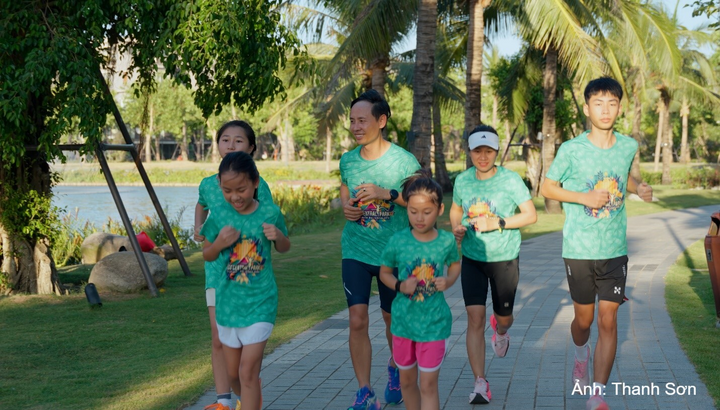 Gia đình Hoàng Xuân Định tham gia các hoạt động thể thao tại Eco Central Park.