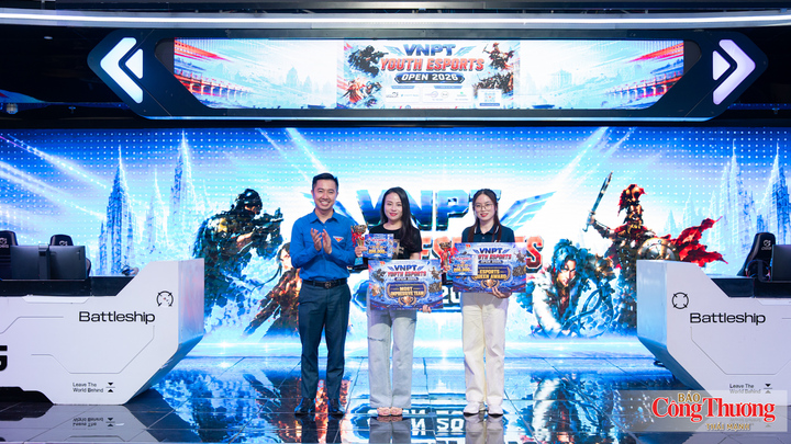 Ban Tổ chức trao giải Nữ vương Thể thao điện tử (Esports Queen Award) và Đội tuyển có phong cách thi đấu ấn tượng nhất (Most Impressive Team).