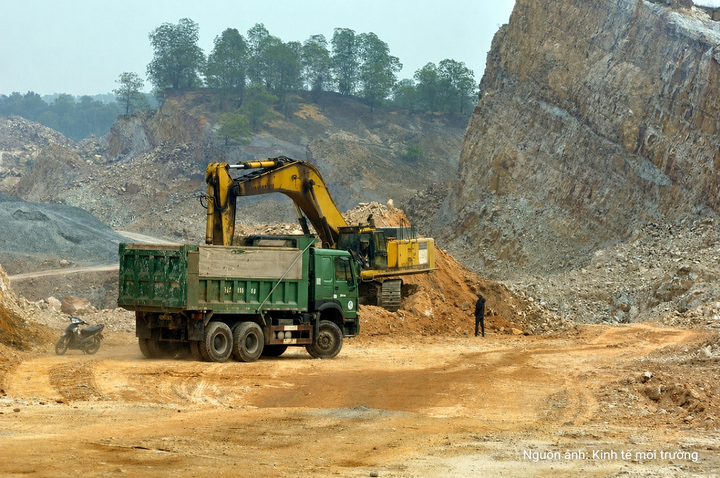 Khai thác khoáng sản tại Chí Linh, tỉnh Hải Dương (nay là thành phố Hải Phòng).