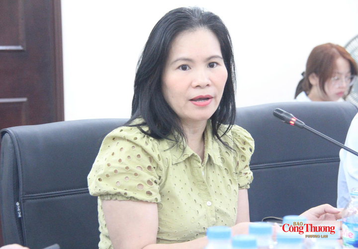 Bà Phan Thị Thanh Xuân - Phó Chủ tịch kiêm Tổng Thư ký Hiệp hội Da giày - Túi xách Việt Nam nêu ý kiến tại cuộc họp.