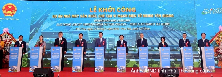 Phó Thủ tướng Chính phủ Hồ Quốc Dũng (thứ 5 từ phải sang) và các đại biểu thực hiện nghi thức khởi công Dự án Nhà máy sản xuất, chế tạo vi mạch điện tử Meiko Yên Quang.