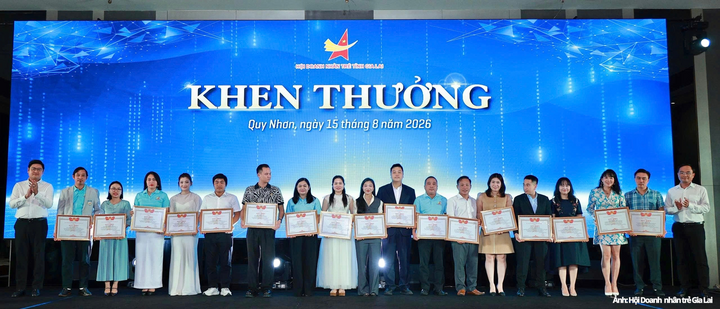 Hội Doanh nhân trẻ tỉnh Gia Lai tặng giấy khen cho 20 cá nhân có đóng góp tích cực trong công tác Hội và phong trào Doanh nhân trẻ tại Hội nghị sơ kết công tác Hội 6 tháng đầu năm 2026.