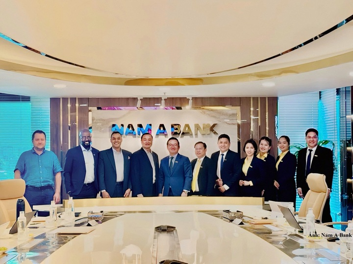 Ban lãnh đạo Nam A Bank và BlueOrchard thương thảo khuôn khổ hợp tác giữa hai bên.