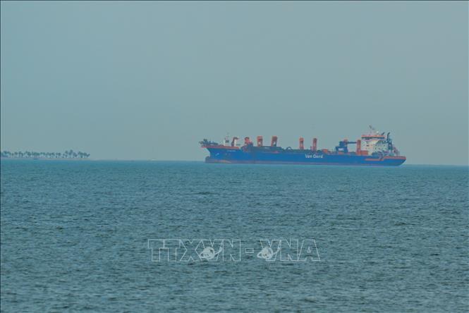 Tàu thương mại neo ngoài khơi Các Tiểu vương quốc Arập thống nhất (UAE), gần khu vực eo biển Hormuz. Ảnh: AA/TTXVN