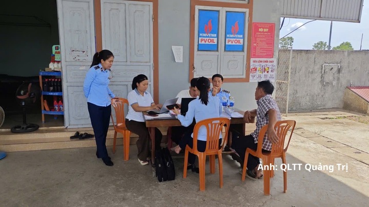 Lực lượng Quản lý thị trường Quảng Trị kiểm tra một cơ sở kinh doanh xăng dầu trên địa bàn phường Đồng Hới, tỉnh Quảng Trị