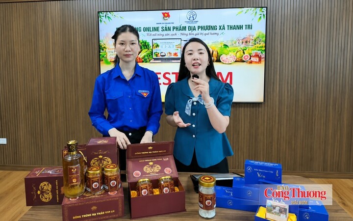 Bà Hoàng Minh Hằng (đứng bên phải), Phó Chủ tịch Thường trực Ủy ban Mặt trận Tổ quốc Việt Nam xã, Bí thư Đoàn Thanh niên xã Thanh Trì (TP. Hà Nội) trong phiên livestream giới thiệu sản phẩm.