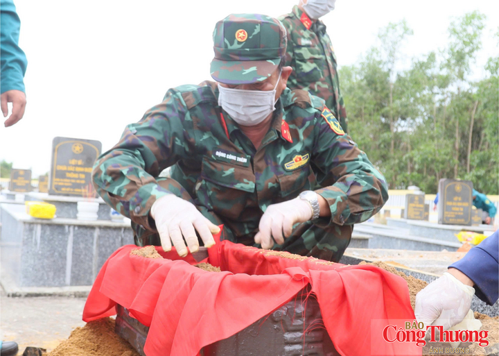 Không khí khẩn trương nhưng trang nghiêm luôn được giữ ở khu vực khai quật tại Nghĩa trang liệt sĩ Nghĩa Kỳ (xã Nghĩa Giang, tỉnh Quảng Ngãi)