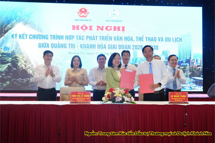 Bà Thái Thị Lệ Hằng, Giám đốc Sở Văn hóa, Thể thao và Du lịch tỉnh Khánh Hòa và ông Lê Minh Tuấn, Giám đố Sở Văn hóa, Thể thao và Du lịch tỉnh Quảng trị ký văn bản hợp tác phát triển du lịch.