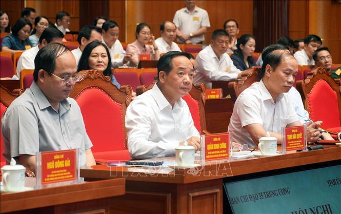 Đồng chí Trịnh Văn Quyết (giữa), Ủy viên Bộ Chính trị, Bí thư Trung ương Đảng, Trưởng Ban Tuyên giáo Trung ương, Phó Trưởng Ban Thường trực Ban Chỉ đạo 35 Trung ương dự và chỉ đạo Hội nghị.