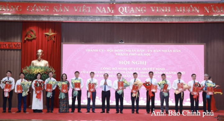 Bí thư Thành ủy Hà Nội Trần Đức Thắng trao các Quyết định của Ban Thường vụ Thành ủy và UBND thành phố Hà Nội cho các đồng chí nhận nhiệm vụ mới. Ảnh: Báo Chính phủ.