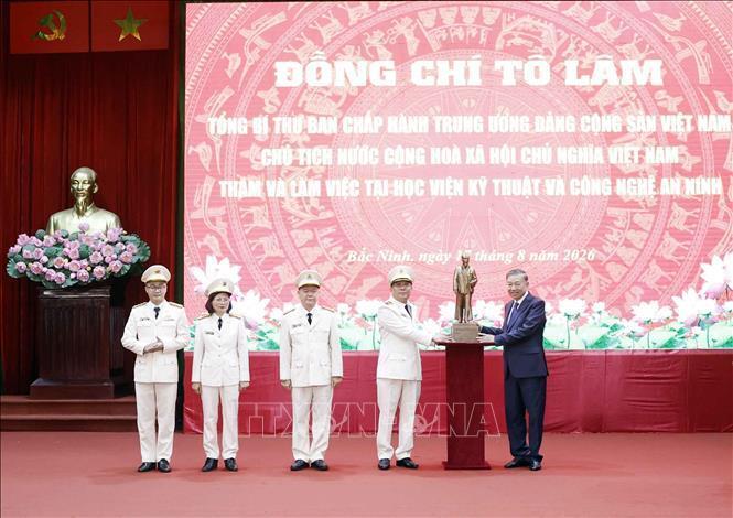 Tổng Bí thư, Chủ tịch nước Tô Lâm tặng bức tượng Chủ tịch Hồ Chí Minh cho Học viện Kỹ thuật và Công nghệ an ninh. Ảnh: Thống Nhất/TTXVN