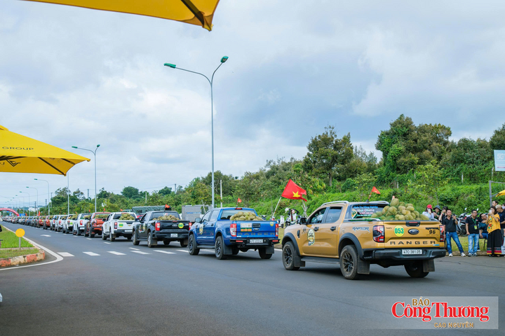 Hơn 500 xe bán tải chở sầu riêng nối đuôi nhau trên đường Võ Nguyên Giáp (Đắk Lắk), khởi hành từ Quảng trường Tân An (xã Krông Pắc), xác lập kỷ lục Guinness thế giới “Đoàn xe bán tải chở sầu riêng dài nhất thế giới”.