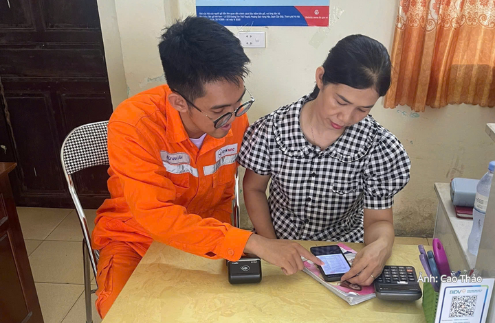 Các cán bộ thuộc CTĐL Hà Tĩnh đi xuống tận cơ sở để trực tiếp hướng dẫn người dân cách thức cài đặt và sử dụng thành thạo ứng dụng EVNNPC CSKH.