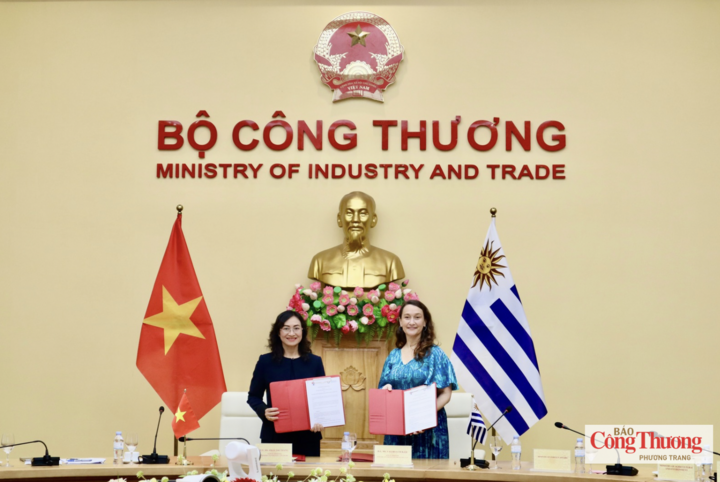 Hai Thứ trưởng đã trao Bản ghi nhớ về hợp tác (MOU) giữa Cục Xúc tiến thương mại - Bộ Công Thương Việt Nam và Cơ quan Xúc tiến Đầu tư và Xuất khẩu Uruguay (Uruguay XXI).